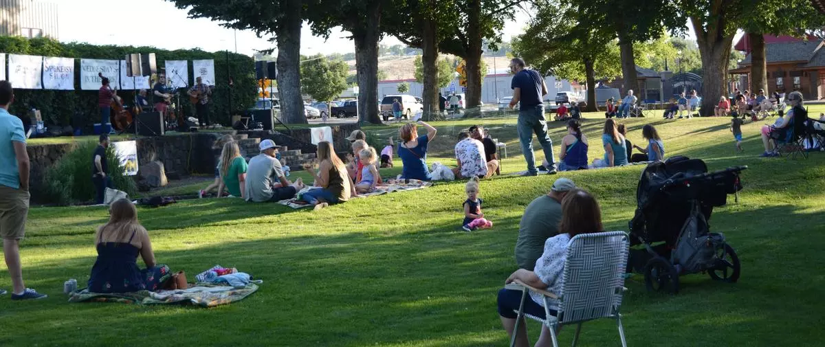 crowd gathered around Amphitheatre for music