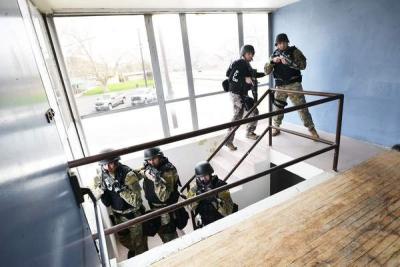 elks-lodge-1.jpg Pendleton SWAT demonstrating how they clear a building